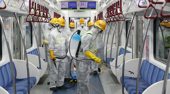 Workers from the state-run train operator Korail disinfect subway trains in Guro District, western Seoul, on Nov. 14 amid an alarming rise of suspected bedbug cases in the country. [JOINT PRESS CORPS]